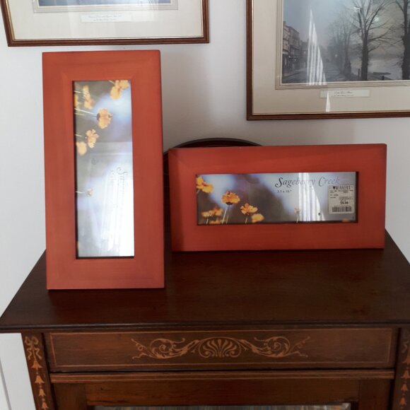 Lot - Two Wooden Picture Frames - Both with glass - Picture 1 of 4